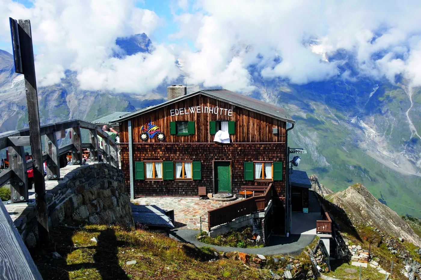 Holzberghütte hoch über dem Tal an der Passstraße Holzberghütte hoch über dem Tal an der Passstraße
