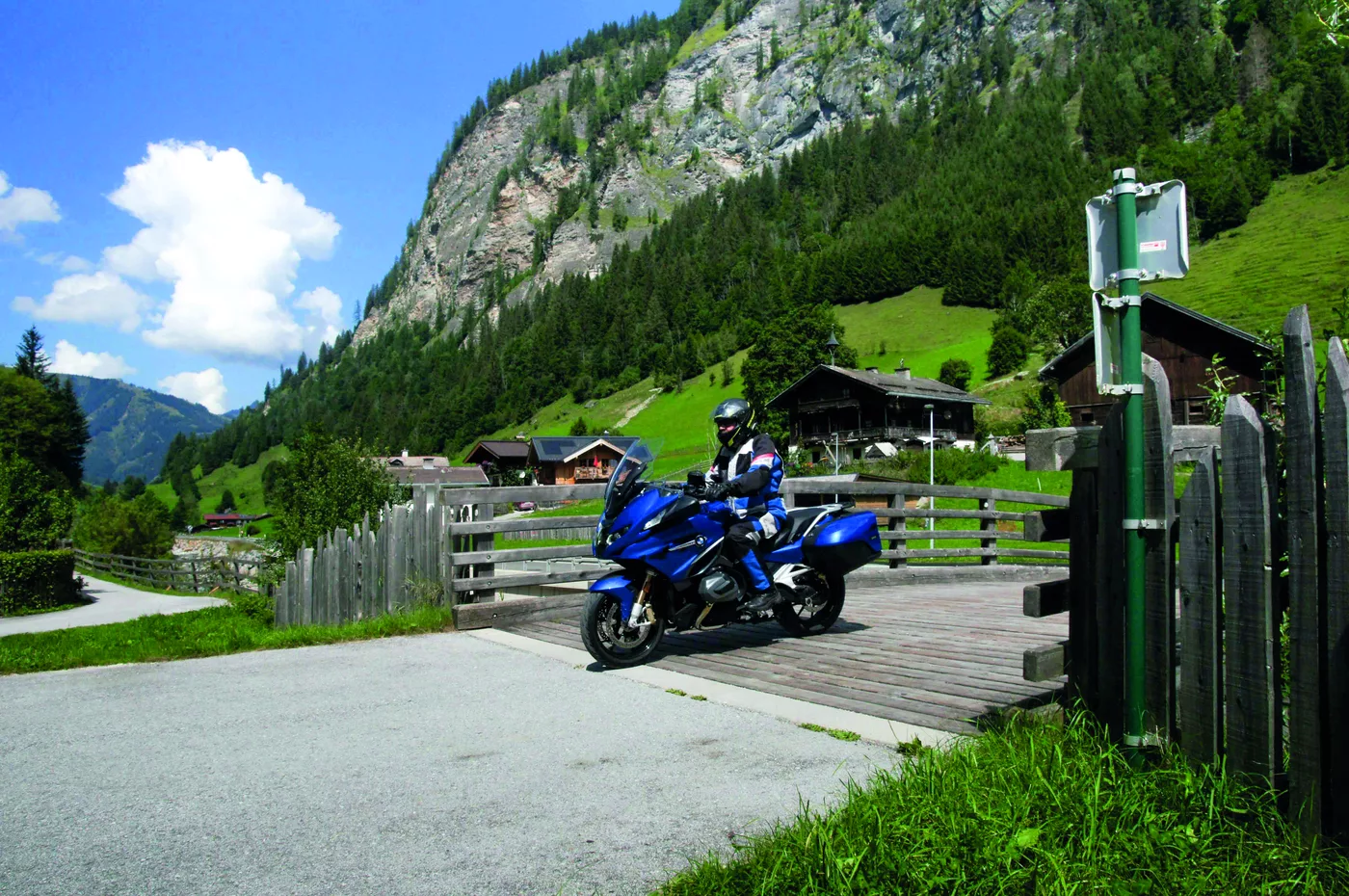Motorrad auf der Holzbrücke über die Großarler Ache