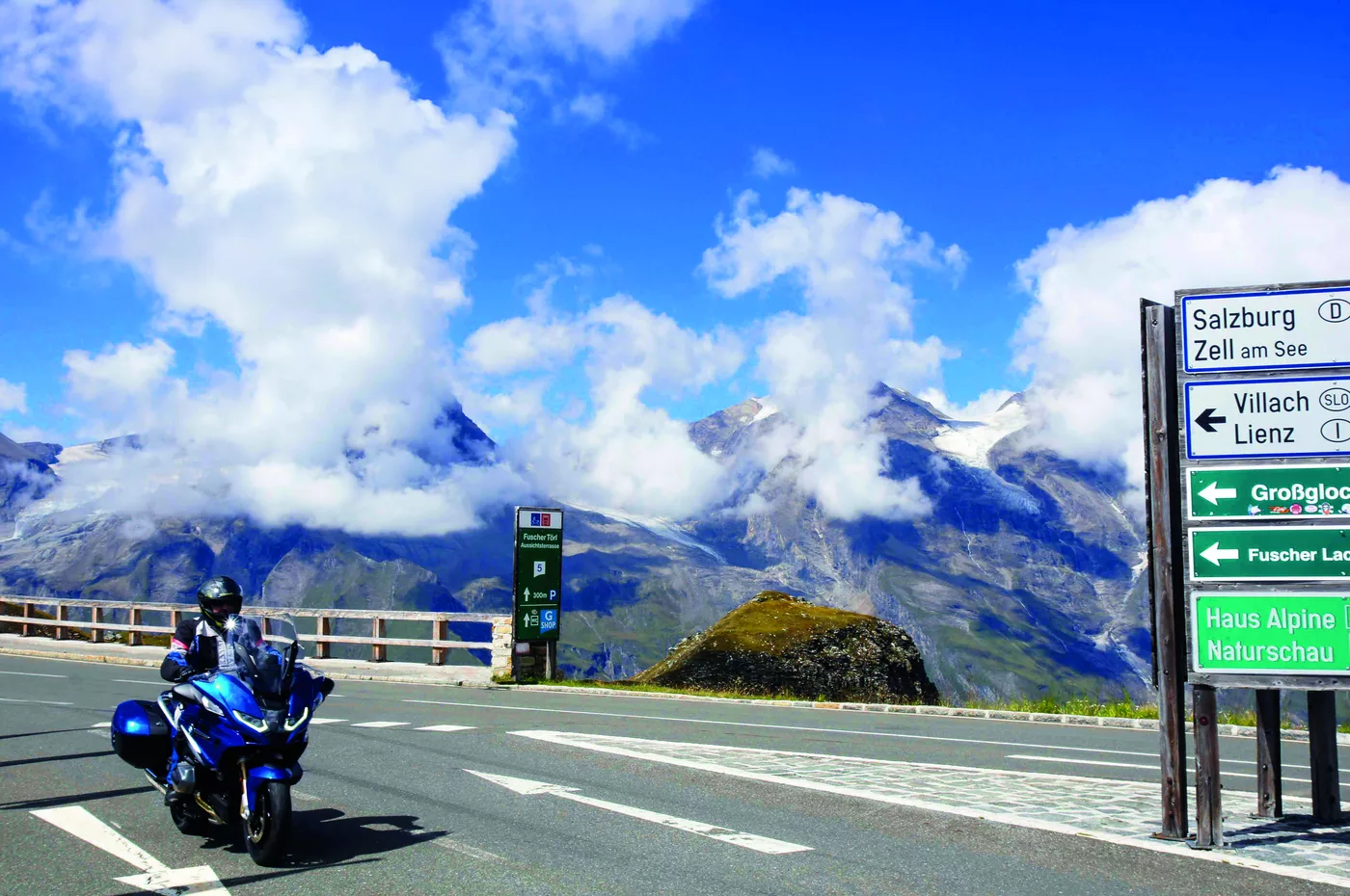 Motorrad auf der Großglockner-Hochalpenstraße vor der Gipfelkulisse Motorrad auf der Großglockner-Hochalpenstraße vor der Gipfelkulisse