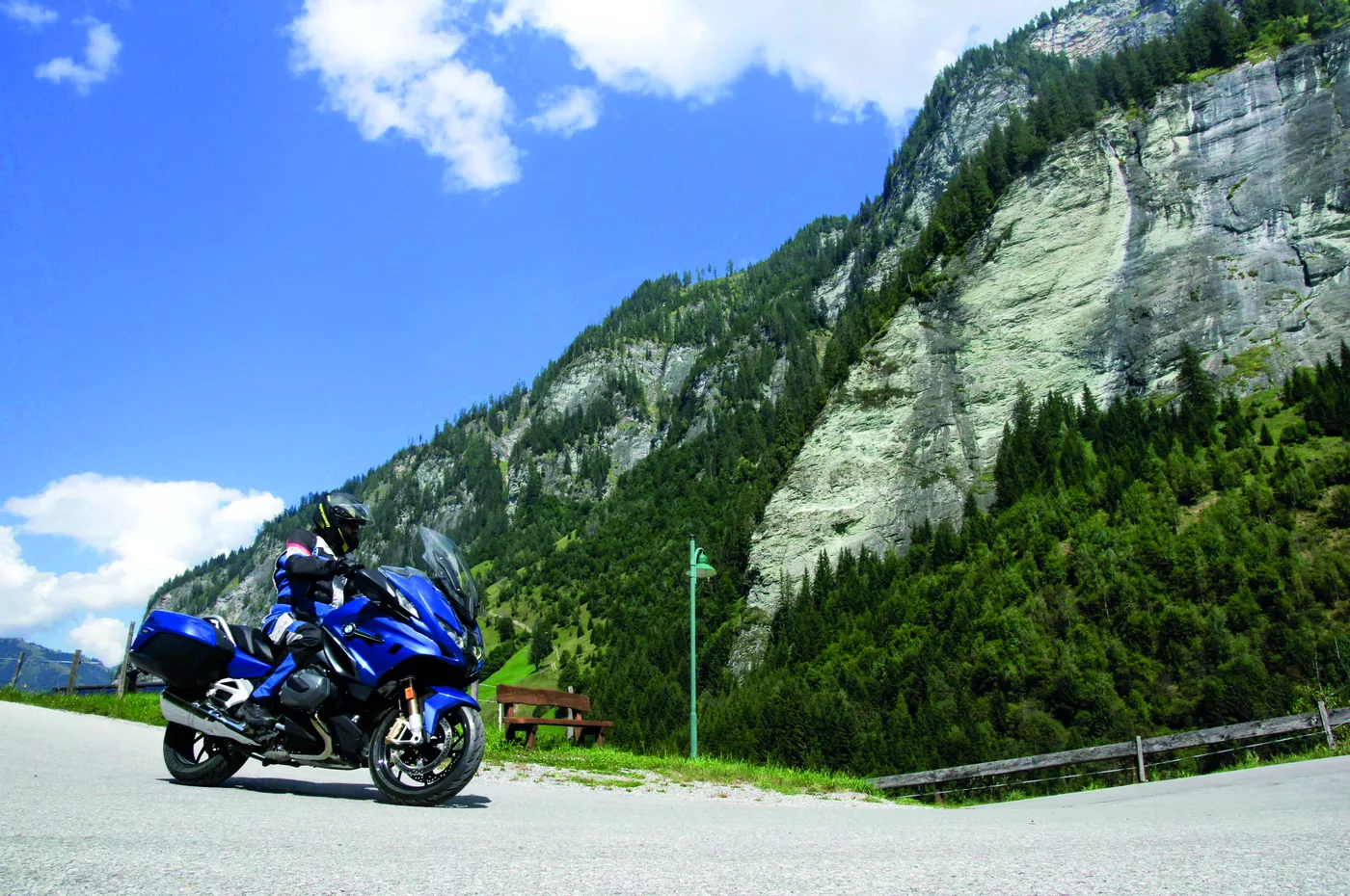 Motorrad vor einer steilen Felswand in einem Nebental der Hohen Tauern