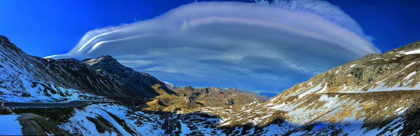 Hochplateau der Glocknerstraße unter einer Föhnwolke