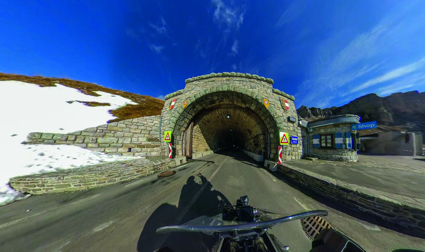 Hochtor-Tunnel auf 2504 m, höchster Punkt der Passstraße Hochtor-Tunnel auf 2504 m, höchster Punkt der Passstraße