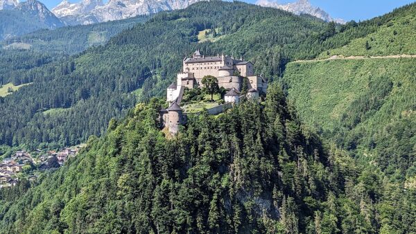 Haus Biechl mit Blick auf die Burg Hohenwerfen, Pfarrwerfen